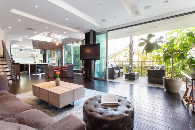 Foto del edificio - 600 N Sweetzer Ave