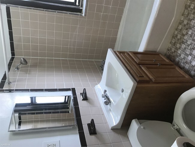 Building Photo - 1 br, 1 bath Apartment - 3407 36th Ave