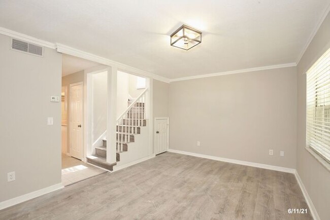 Building Photo - Beautiful 2/2.5 Spacious Duplex with an Op...