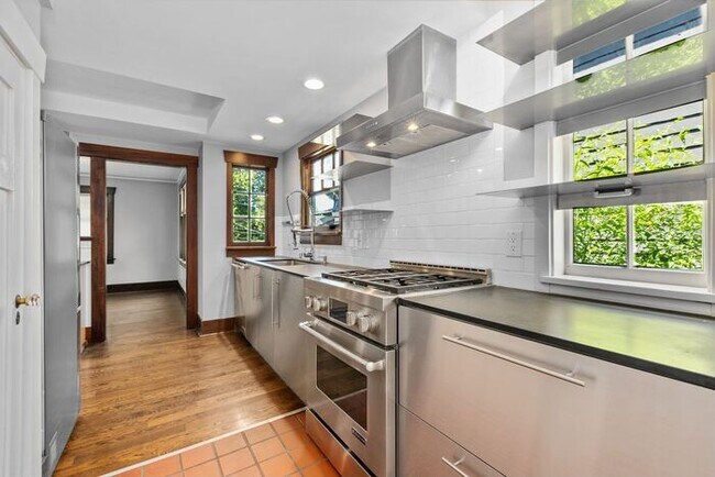 Building Photo - Stunning “Farm-Style” Air-Conditioned Craf...