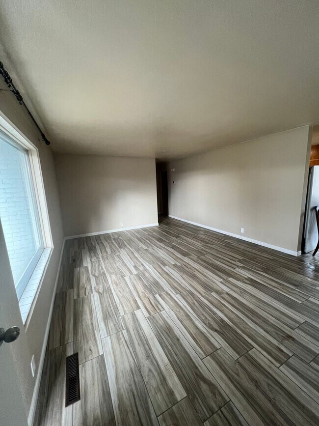 Building Photo - Charming, Newly Renovated, 2BD/1BA Duplex