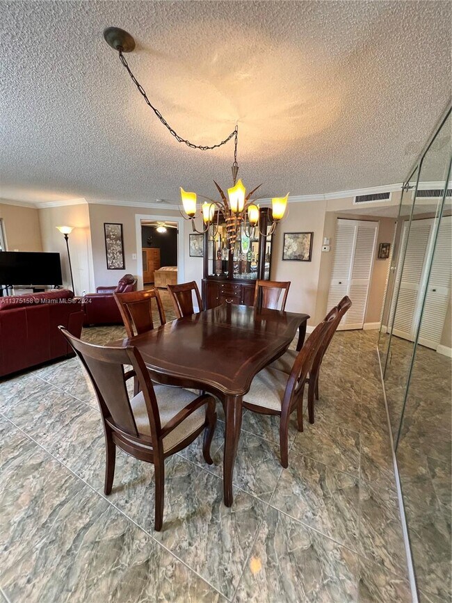 Foto del edificio - 17801 N Bay Rd