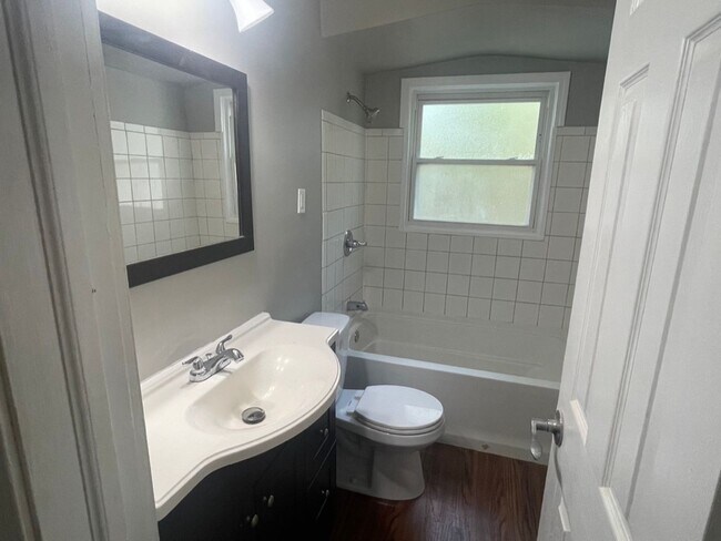 Foto del edificio - Spacious 4 Bed / 2 Bath Home with Large Ba...