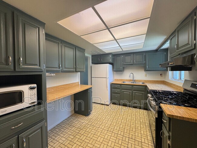 Building Photo - 718 W Glenn Dr