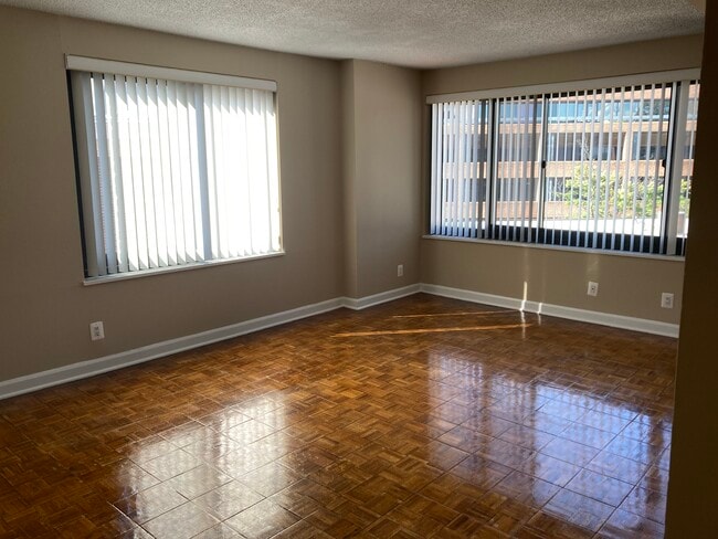 Sala de estar - 1077 30th St NW