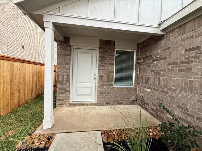 Building Photo - 16802 Old Wagon Wy