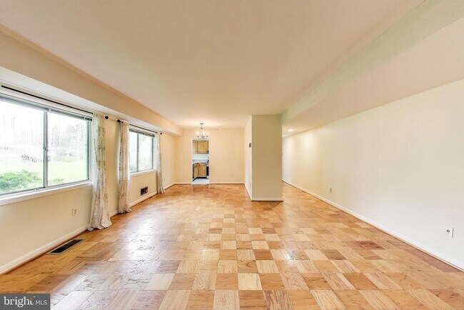Foto del edificio - 10613 Montrose Ave