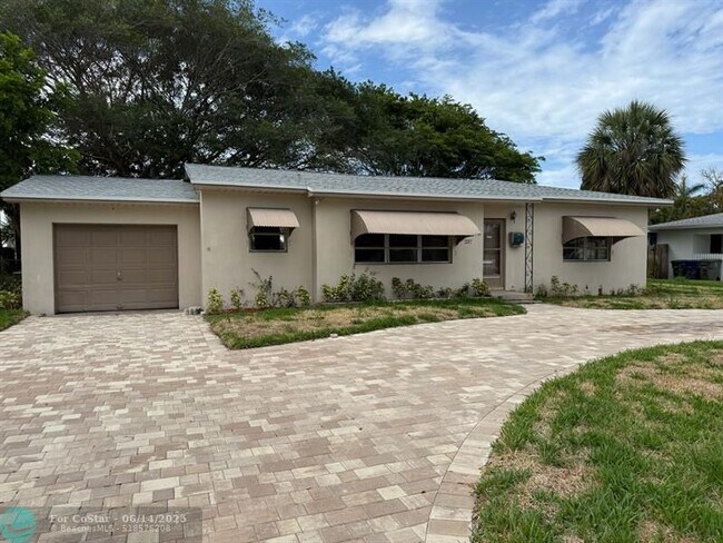 Building Photo - 237 E Ilex Dr