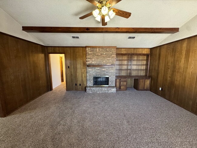 Building Photo - Beautiful Duplex Located Conveniently on Memphis Ave