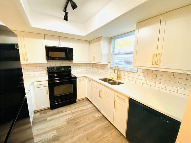 Building Photo - 148 Douglas Rd W