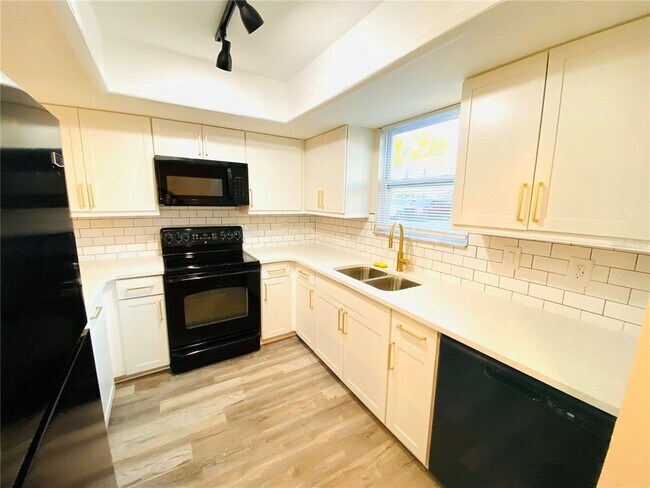 Foto del edificio - 148 Douglas Rd W