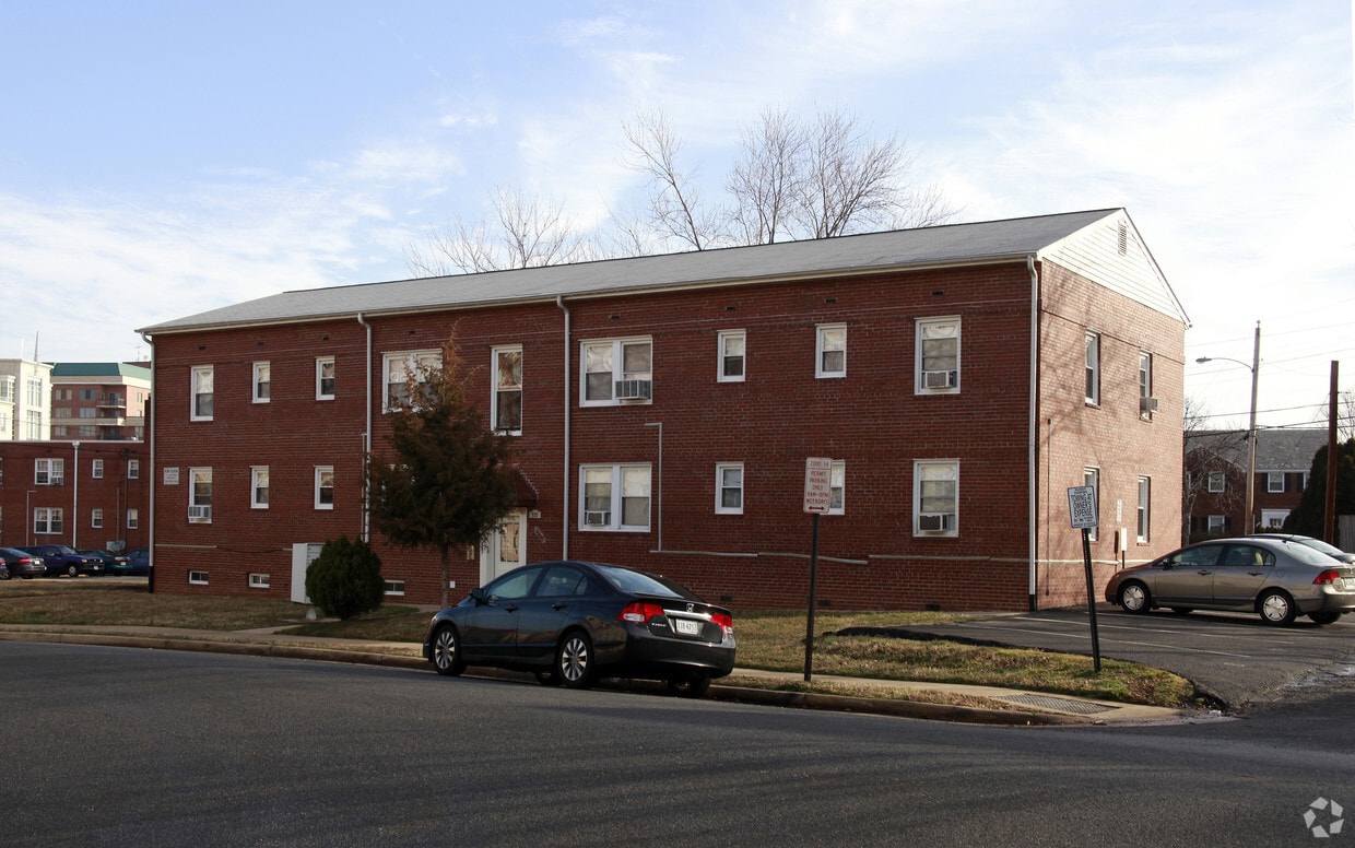 Primary Photo - 735 N Oakland St
