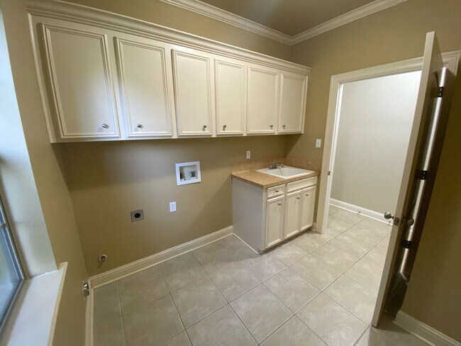 Building Photo - Exceptional Home In Forest Hill's in Haugh...