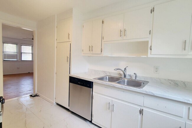Foto del edificio - 592 Beverly Rd