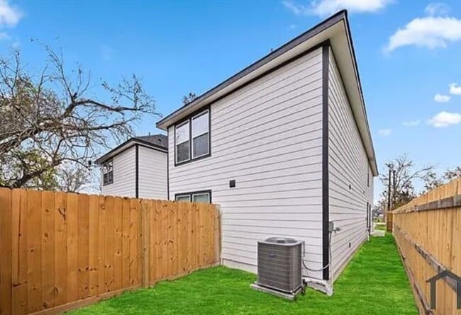 Building Photo - 8224 Bigwood St