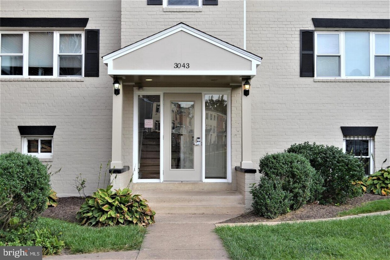Foto principal - 3043 Patrick Henry Dr