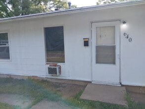 Building Photo - 640 Anna St