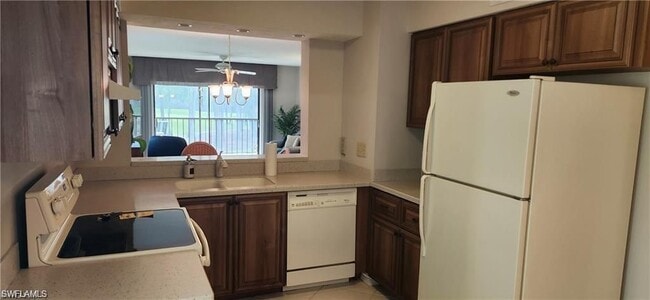 Foto del edificio - 221 Fox Glen Dr