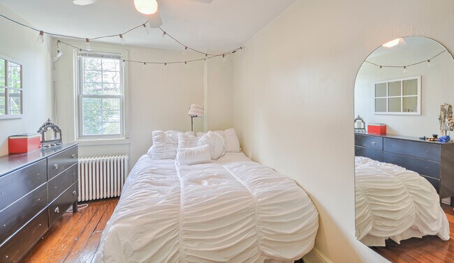 Building Photo - 208 E 3rd St