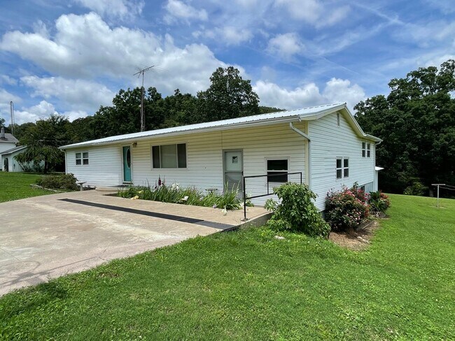 Building Photo - 3 Bedroom 1 Bathroom House Stilwell, OK