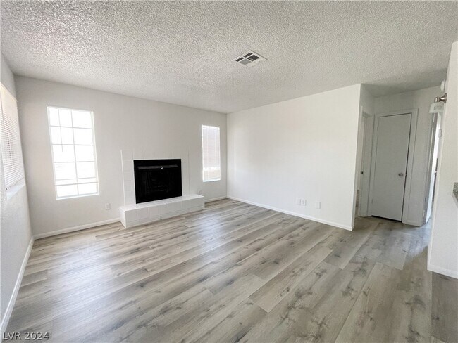 Building Photo - 2705 Jennydiane Dr