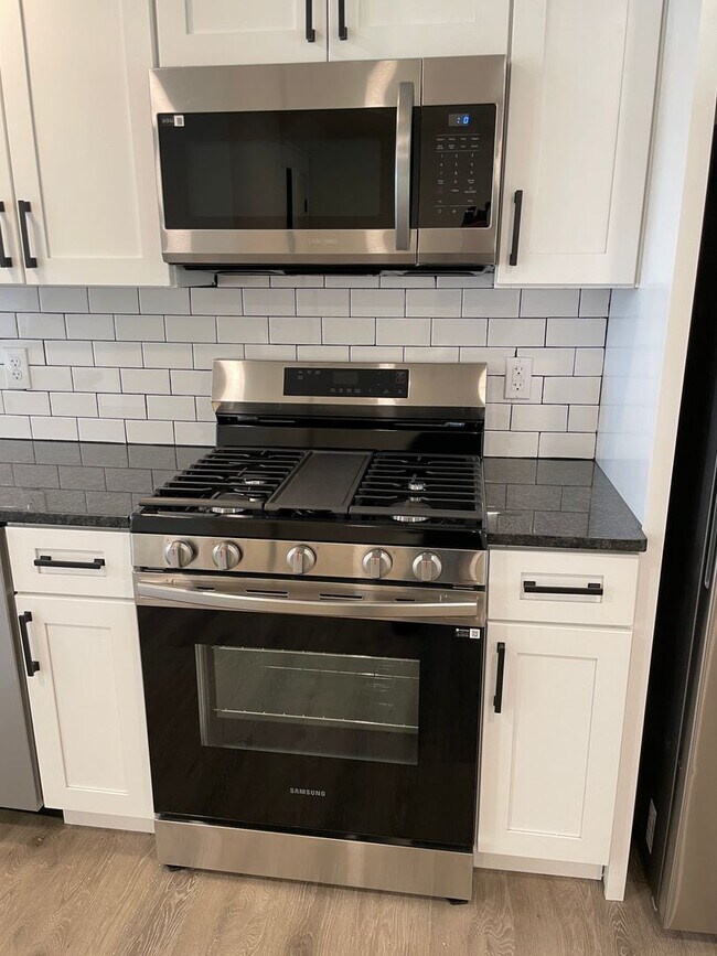 Building Photo - Updated 3 Bed 1 Bath Townhouse In Lancaste...