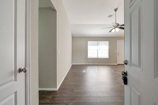 Building Photo - 3BD/2BTH Home Minutes from Broadway Extension