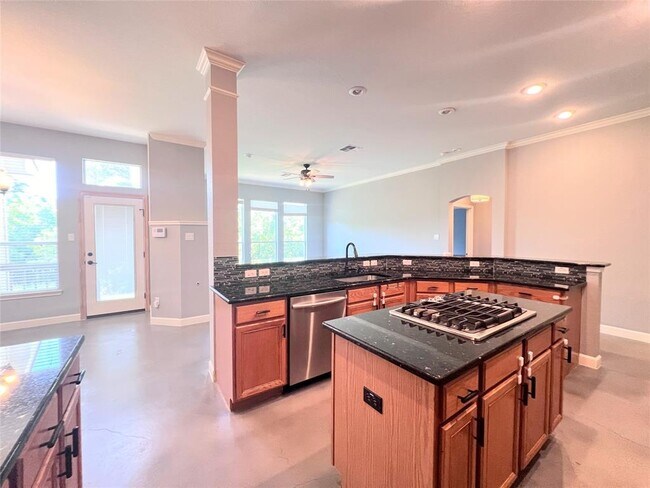 Building Photo - 2016 Creole Dr