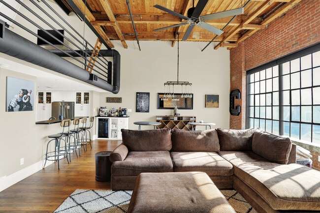 Building Photo - 735 Lexington Ave