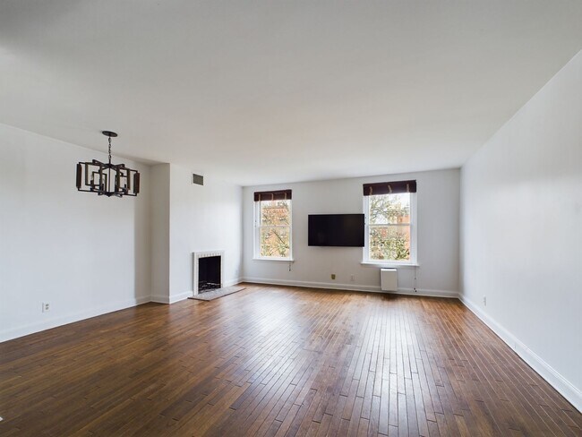 Foto del edificio - Bi-Level Two Bedroom Apartment in Fairmount!