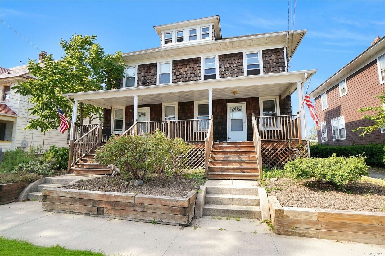 15 Grove Pl, Babylon, NY 11702 Townhome Rentals in Babylon NY