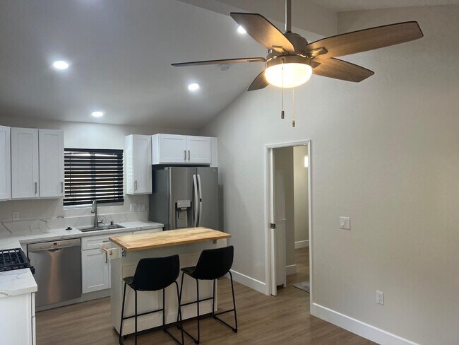 Foto del edificio - 745 Torrey Pines Pl