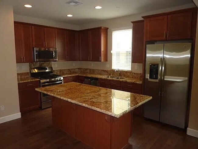 Foto del edificio - Fantastic Location in Roseville off Blue Oaks!  4 Bedroom Home with Downstairs Bedroom and Full B...