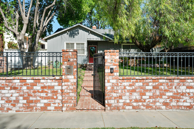 Building Photo - 4734 Tyrone Ave