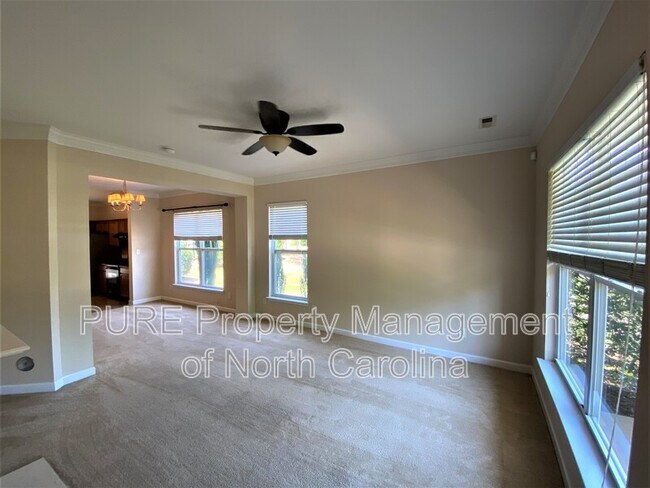 Foto del edificio - 5061 Prosperity Church Rd