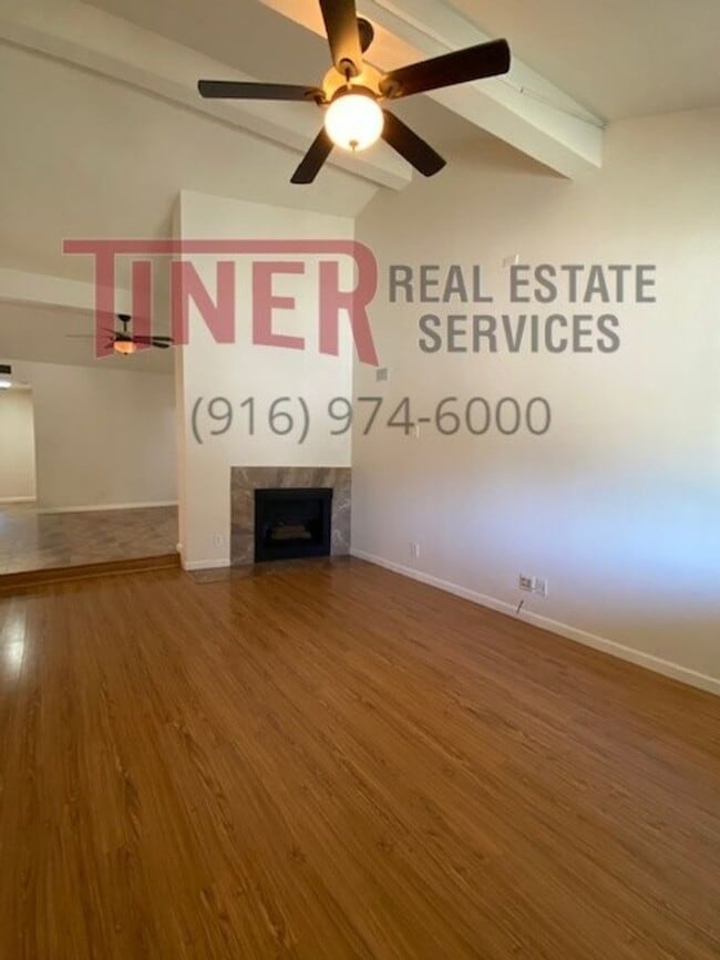 Building Photo - 2 Bedroom/2 Bathroom Duplex