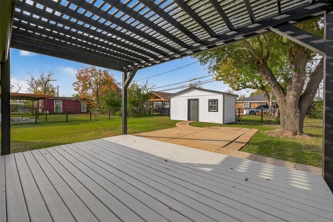 Building Photo - 3527 La Retama Dr