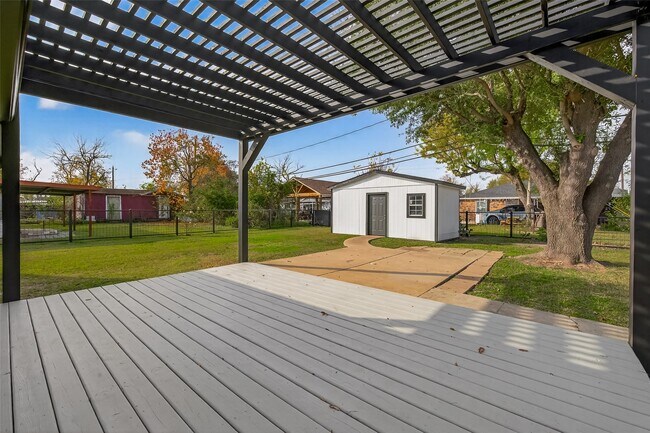 Foto del edificio - 3527 La Retama Dr