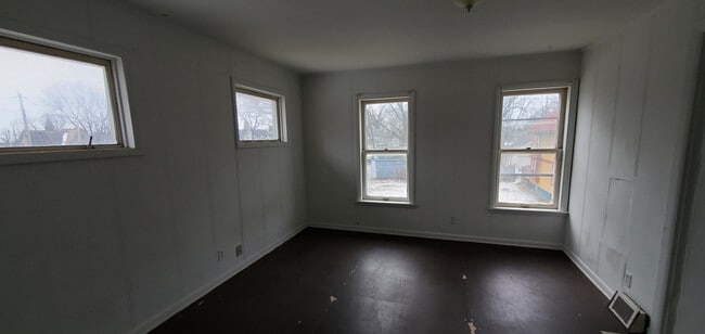 Building Photo - 426-430 Vine Ave NE