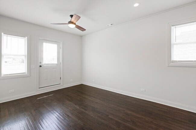 Foto del edificio - 3123 N California Ave