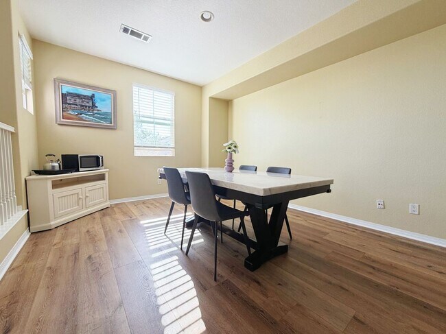 Building Photo - 5073 Snowberry Dr