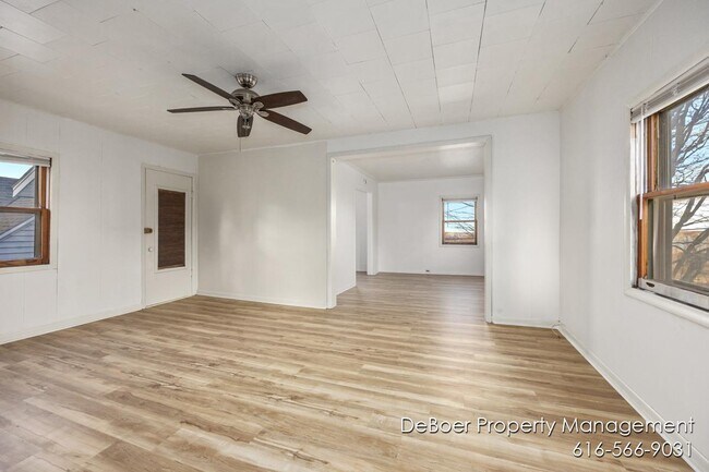 Building Photo - 1621 Lakeshore Dr