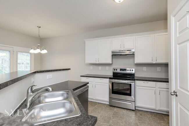 Building Photo - Charming 3BR, 2.5BA home