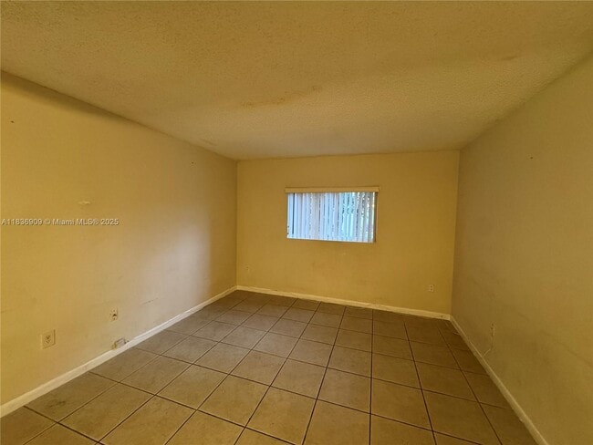 Building Photo - 8249 SW 149th Ct
