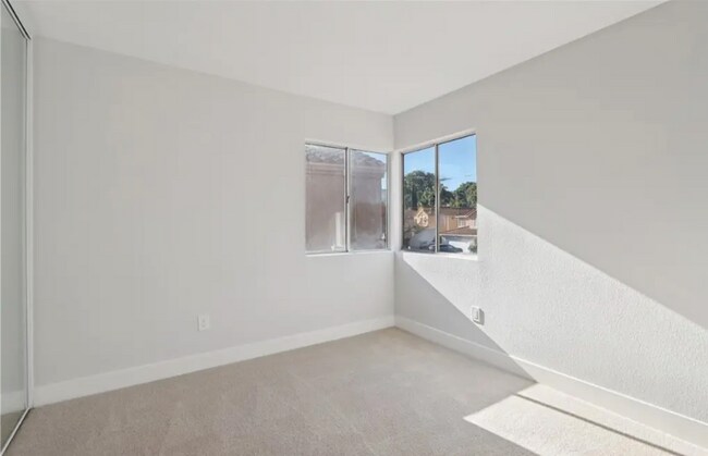 Foto del edificio - 16021 Augusta Dr