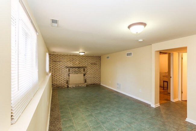 Foto del edificio - 22650 Lakeshore Dr