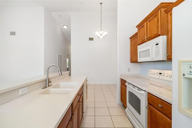 Foto del edificio - 905 Fairwaycove Ln