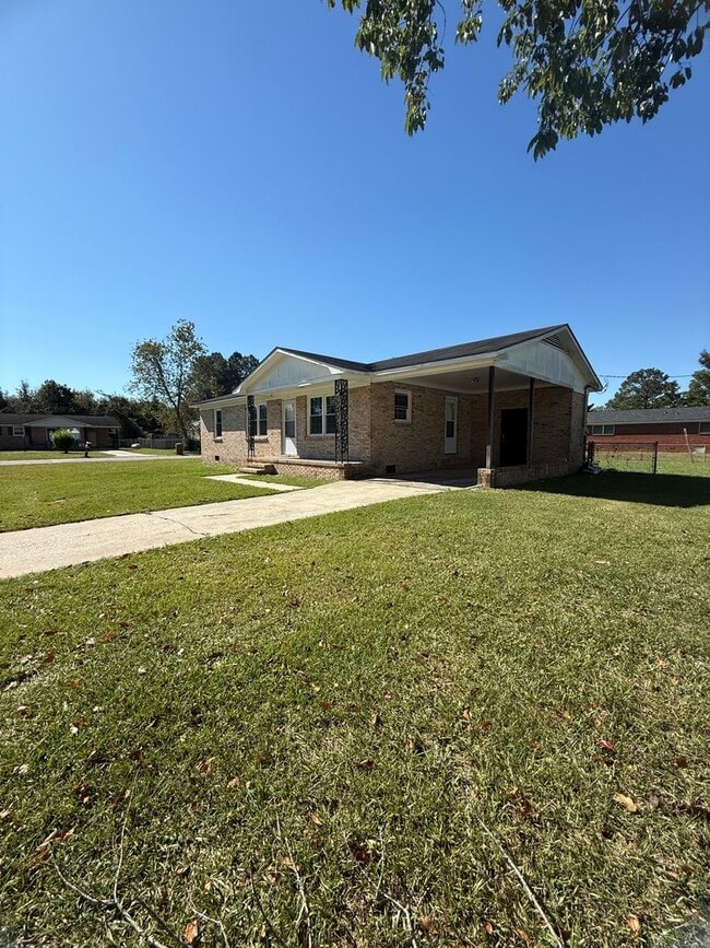 Building Photo - Renovated Home