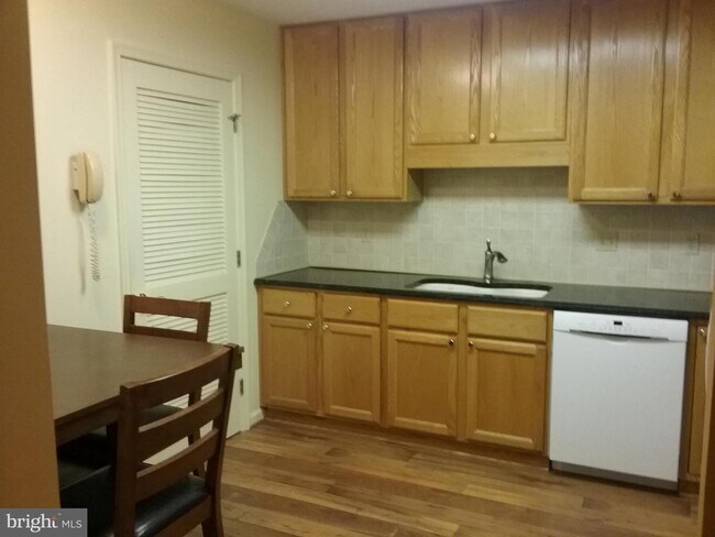 Foto del edificio - 2745 Meadow Dr