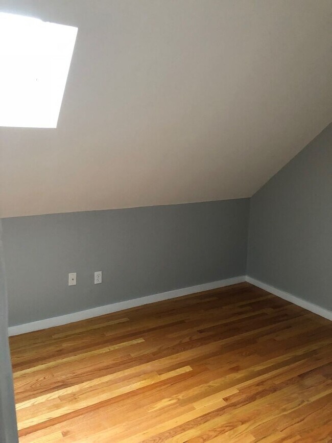 Foto del edificio - 4Br/2Bth, Great location, close to Wentwoth, Orange Line, Laundry in UNIT!